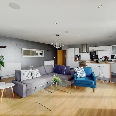 Deluxe Three Bedroom Apartment By London Excel Stays